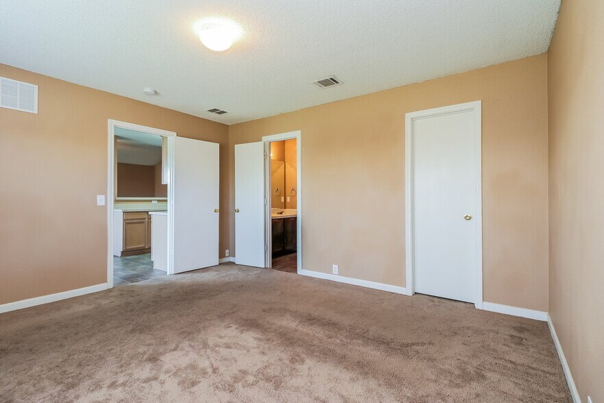 Building Photo - 6901 Baybridge Dr