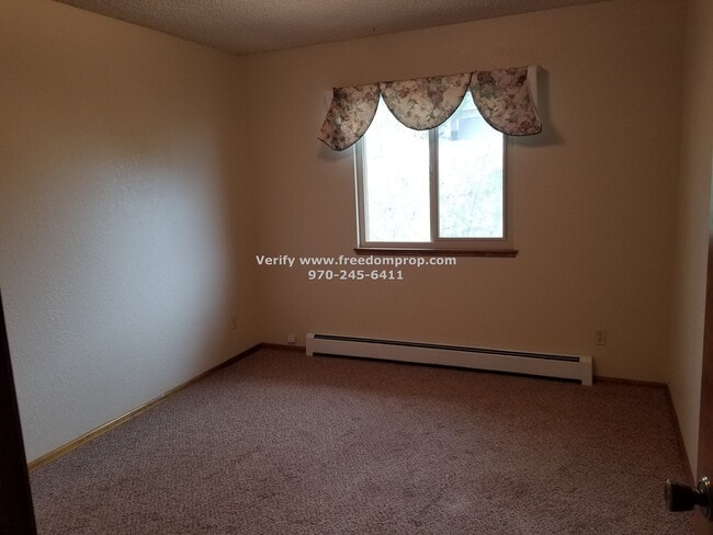 Building Photo - Lots of space in this 3 Bedroom 2.5 Bath Ridges Duplex