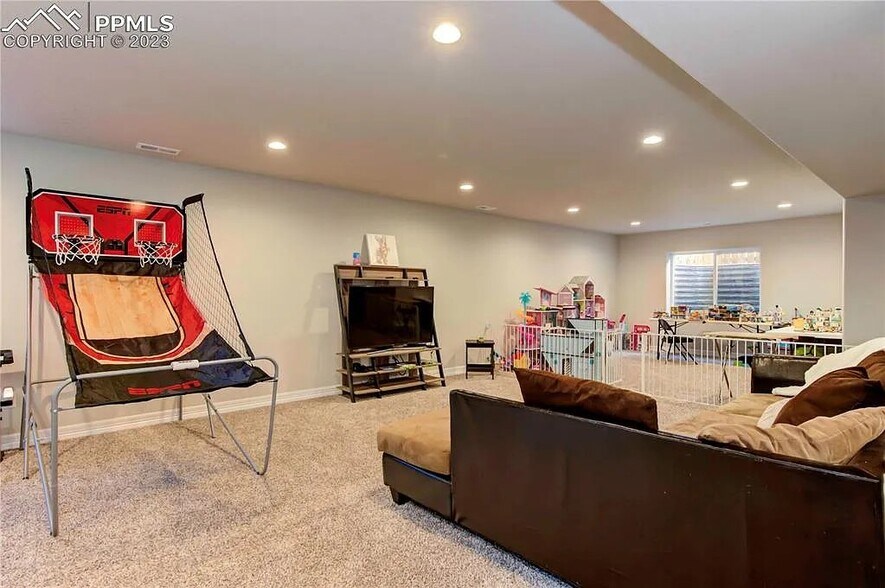 Building Photo - 6512 Tillamook Dr
