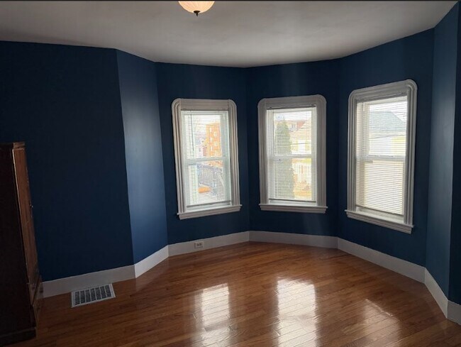 Building Photo - 15 Acorn St