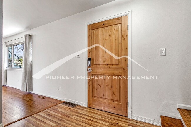 Building Photo - Beautiful Updated Home Conveniently locate...