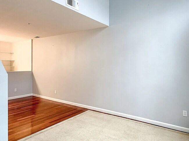 Building Photo - 346 Dunsmuir Terrace