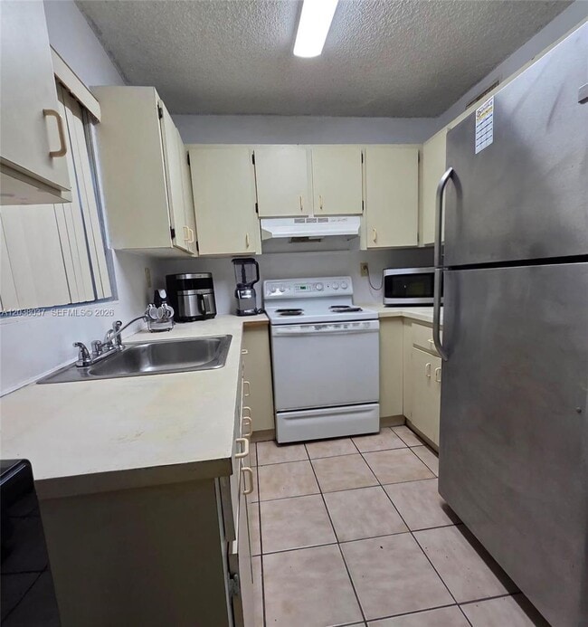 Building Photo - 2560 W 60th St