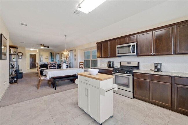 Building Photo - Warm & Inviting 3BR / 2BA Home with Large Backyard