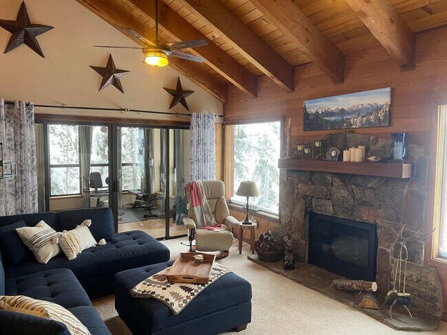 Building Photo - Beautiful furnished house in Stateline available now!