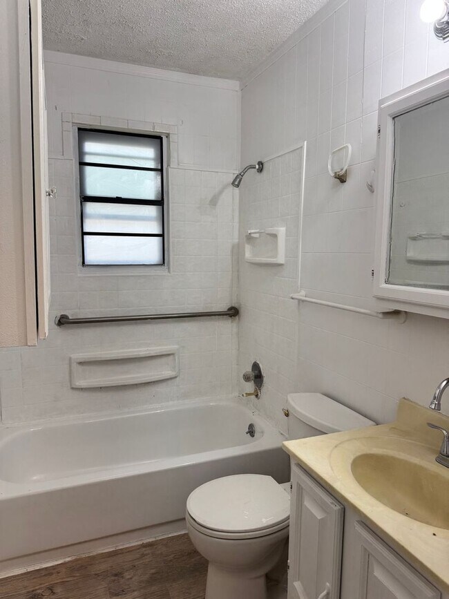 Building Photo - 3 Bedroom