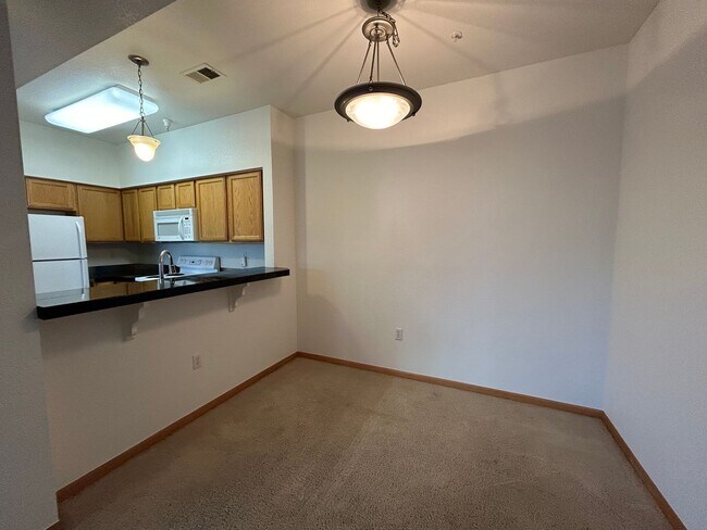 Building Photo - 4245 Boardwalk Dr