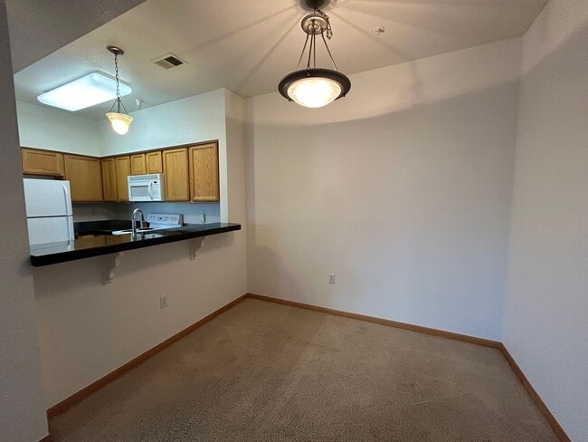 Building Photo - Vaulted Ceilings, Natural Light, and Comfort in Fort Collins Condo