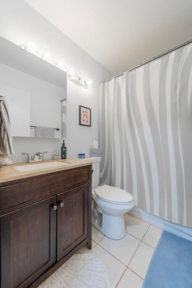 Building Photo - 1636 N Wells St