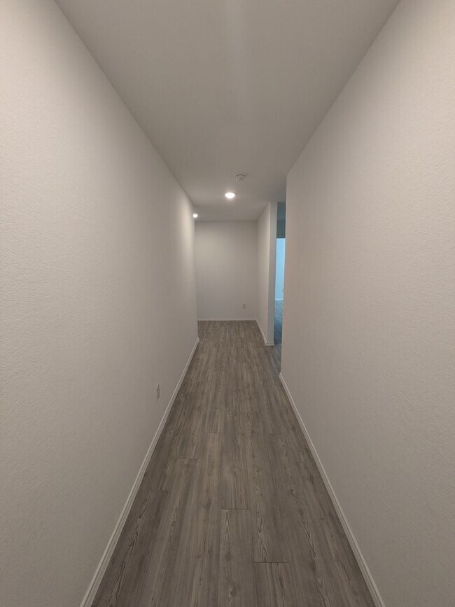 Building Photo - Fresh and Clean in New Braunfels!!