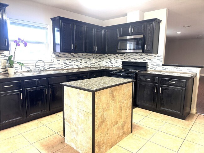 Building Photo - 8915 Canton Park Ln