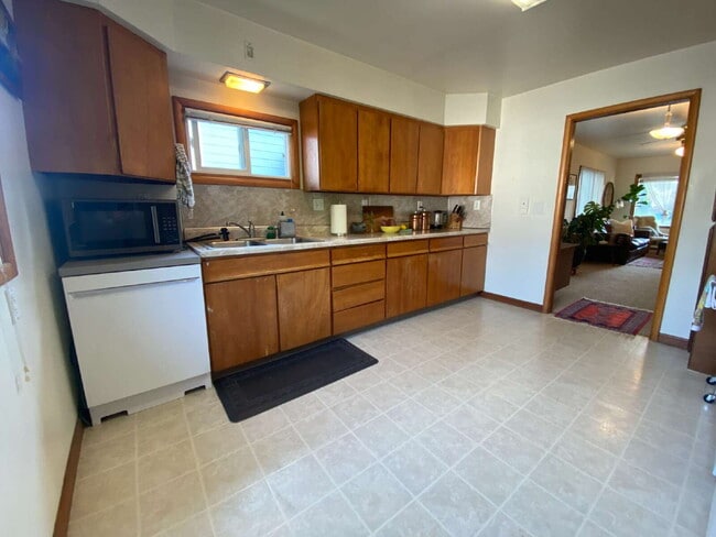Building Photo - Quiet, Cozy 2-Bedroom Home Located in York...