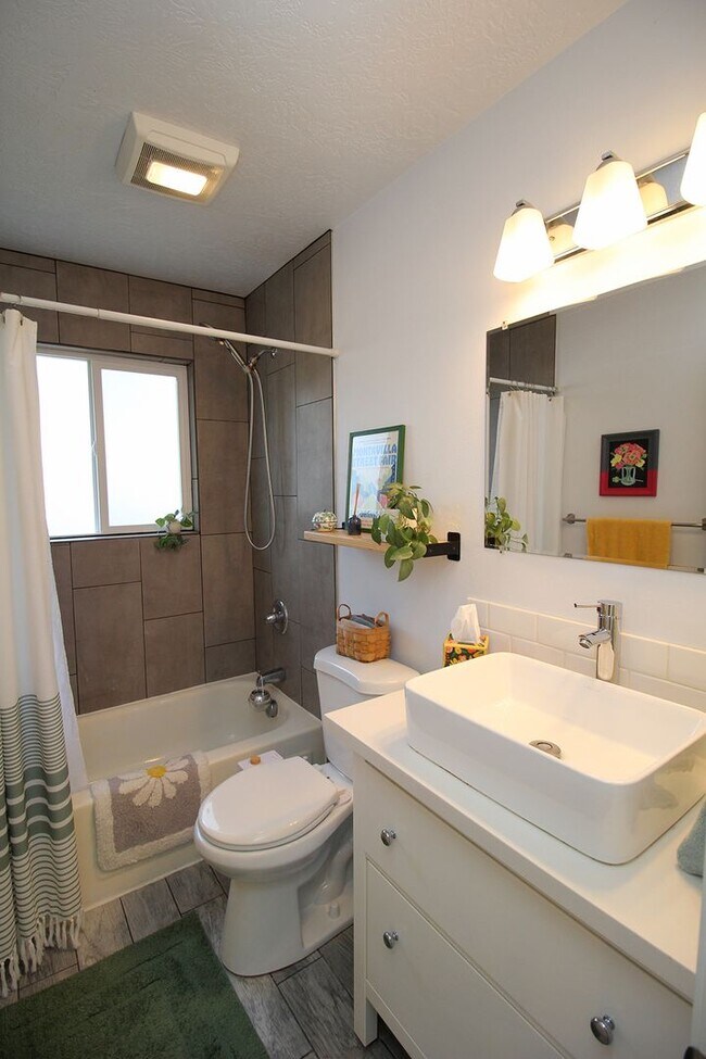 Building Photo - 205 NE 79th Ave