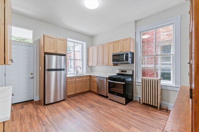 Building Photo - Spacious 6BR/2.5BA in CV AVAILABLE June 2026