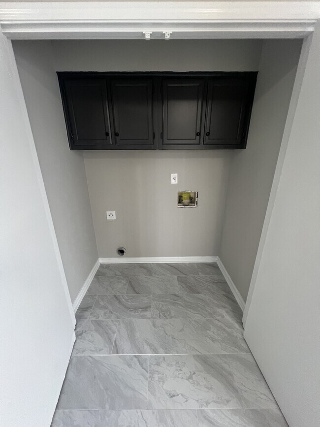 Building Photo - 6950 Hillshire Dr