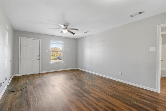 Building Photo - 1716 Manor Garden Curve