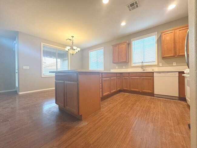 Building Photo - Vaulted Ceiling Home, Gated Community w/ P...