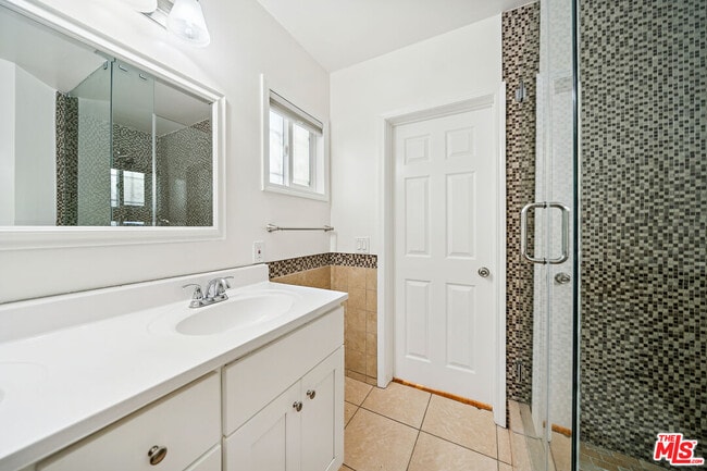 Building Photo - 112 S Detroit St