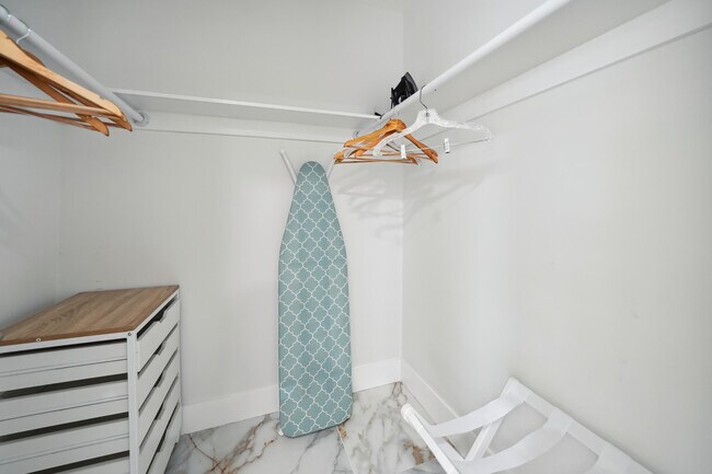 Building Photo - 4091 Lakespur Cir N