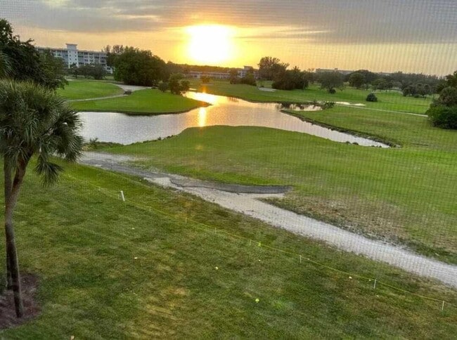 Building Photo - 3050 N Palm Aire Dr