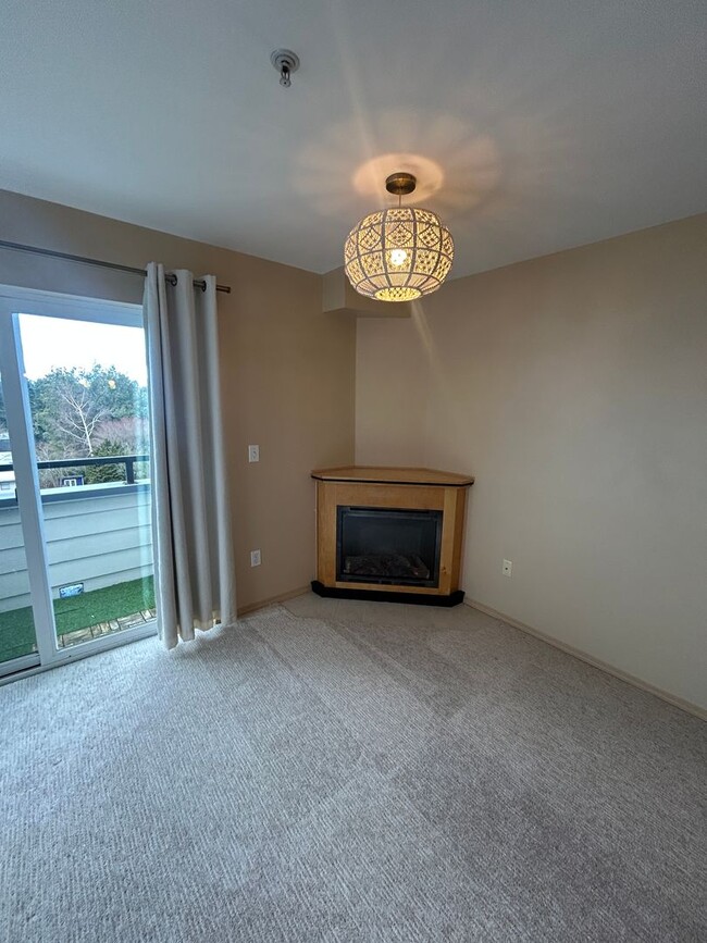 Building Photo - Fantastic 2 Bed 2 Bath Greenwood Condo- Av...