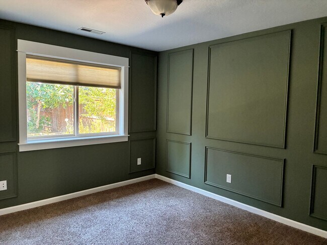 Building Photo - Beautiful East Medford 4 Bedroom 2 Bathroom Home