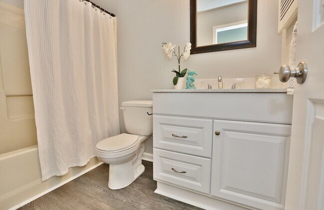 Building Photo - Beautifully Updated Townhome In Ocean Lake...
