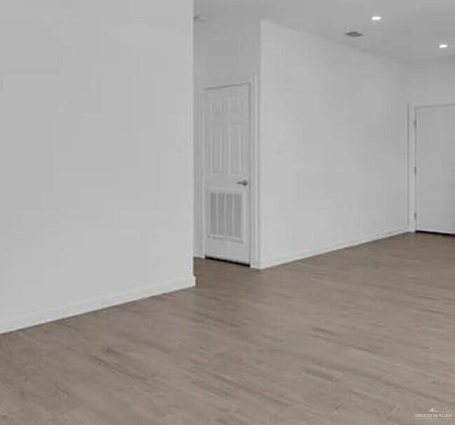 Building Photo - 10 Lore Dr