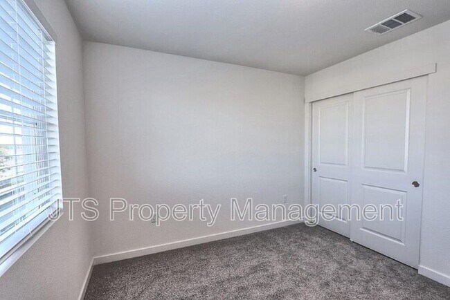 Building Photo - 2097 Shady Tree Cir