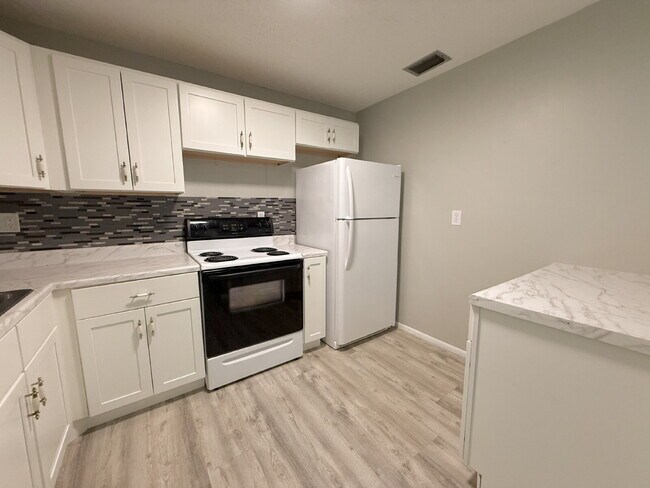 Building Photo - "Charming 3-Bed Oasis with 2 Full Baths in...