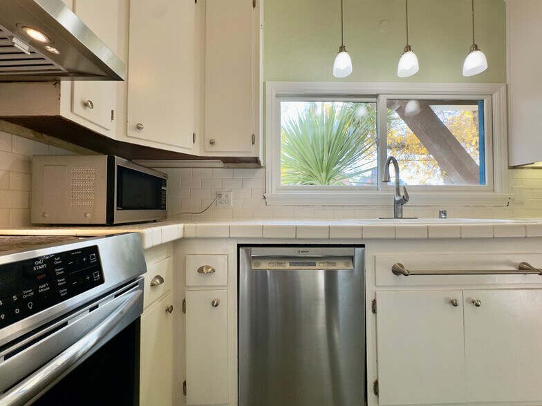 Building Photo - 1645 Scenic Ave