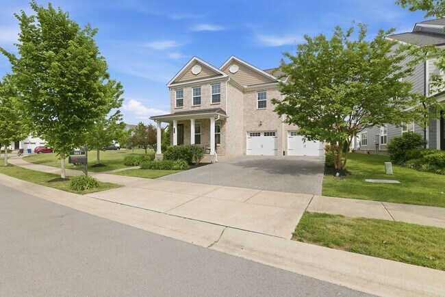 Building Photo - Luxury Executive Living in Sought-After Franklin Community