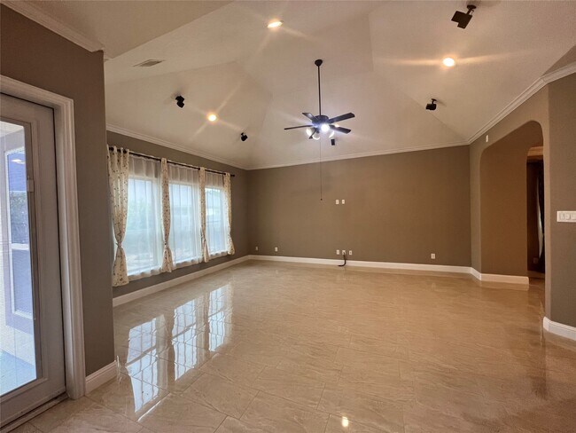 Building Photo - 106 Bella Luce