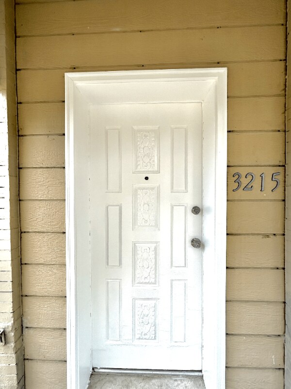 Building Photo - 3215 S Throop St