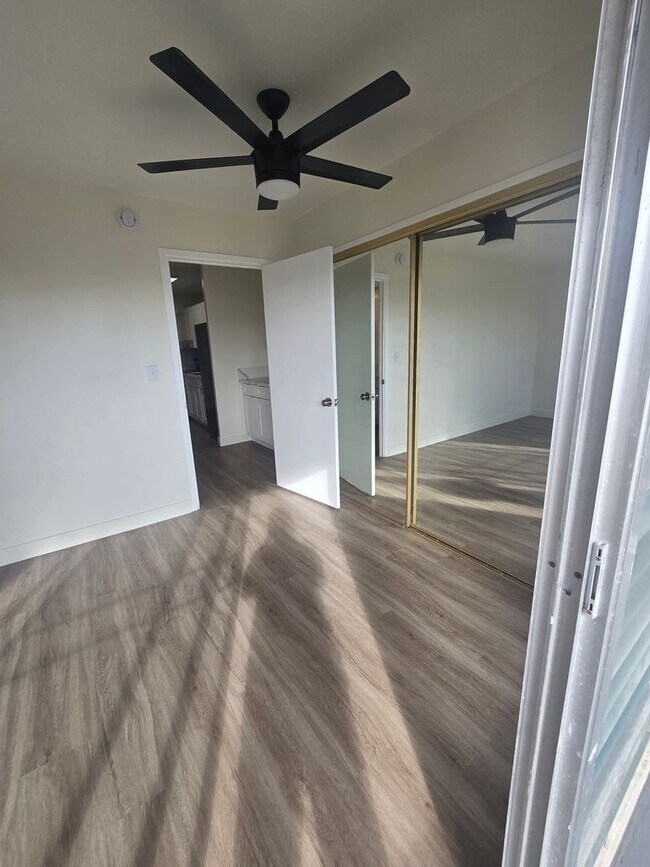 Building Photo - Conveniently located and secured 1-bedroom, 1-bathroom