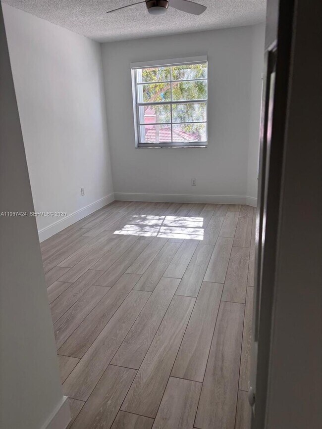 Building Photo - 3255 NE 184th St