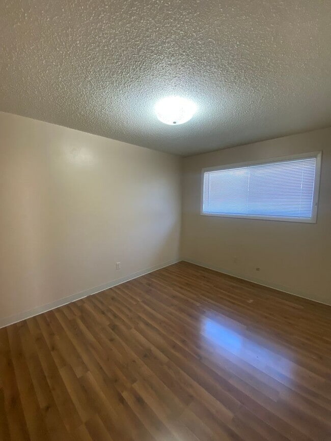 Building Photo - 2 Bed 1 Bath duplex with water, sewer and ...