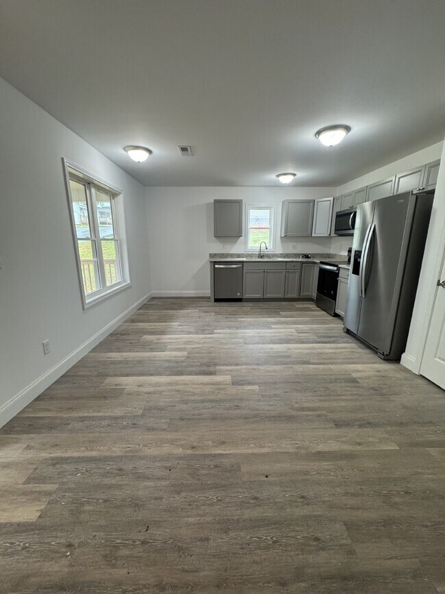 Building Photo - "Charming 3-Bedroom Retreat with 2 Full Ba...