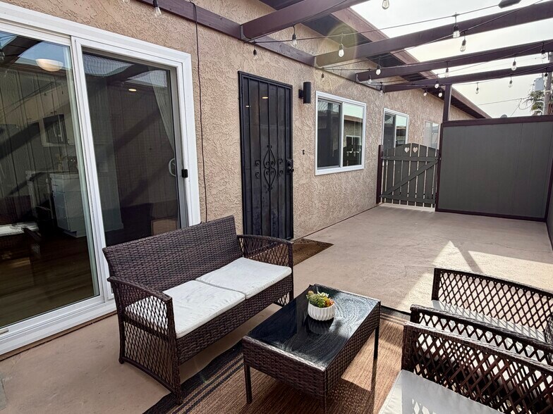 Building Photo - 1114 W 163rd St