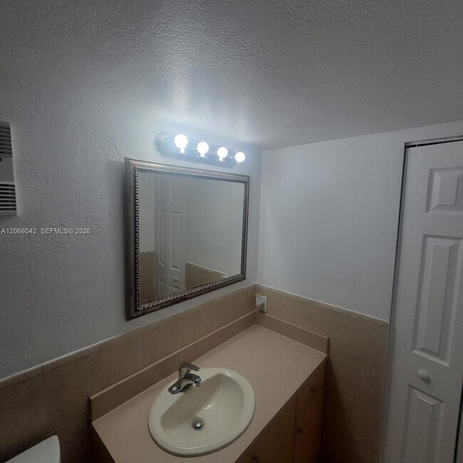 Building Photo - 7151 Miami Lakes Dr