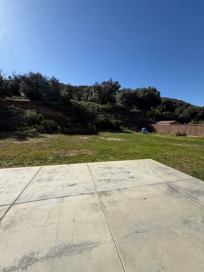 Building Photo - Very Nice 4 bedroom, 3 full bath home in much desired Lakeside neighborhood.