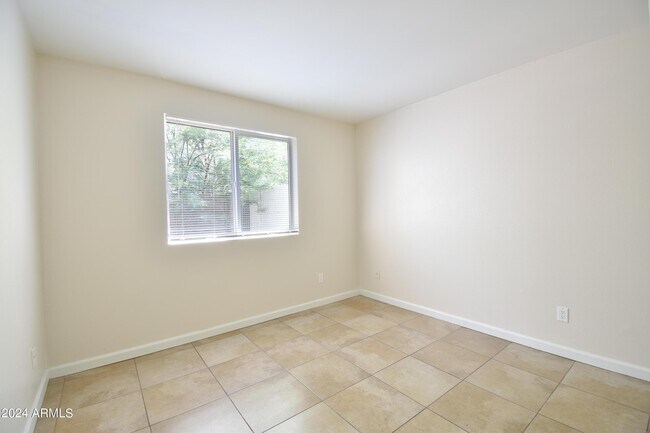 Building Photo - 4423 N 13th Pl