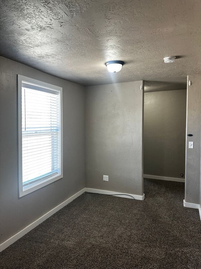 Building Photo - Great INKOM Property. One Bedroom One Bathroom