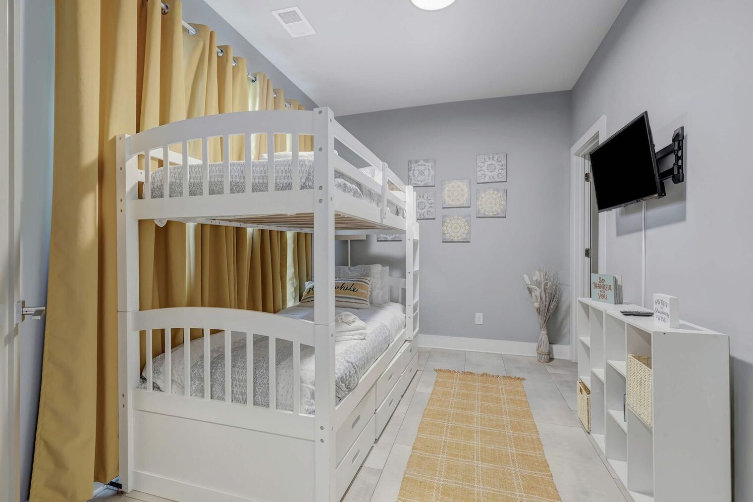 Building Photo - 978 Youngs Ln