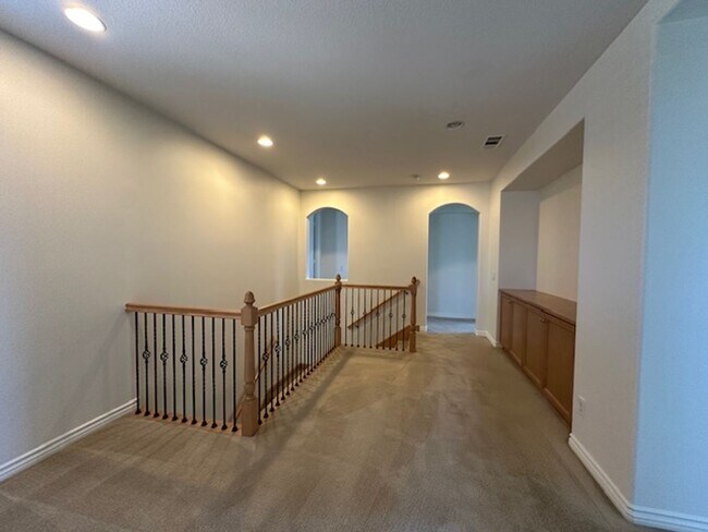 Building Photo - Stunning Executive home with loads of cust...