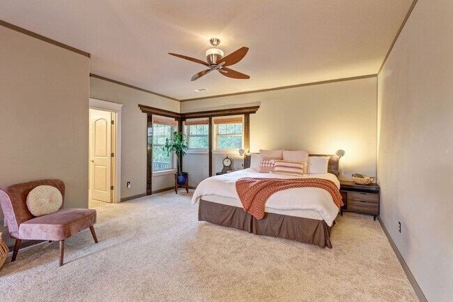 Building Photo - NW Grants Pass, Class, Style and Views!!!