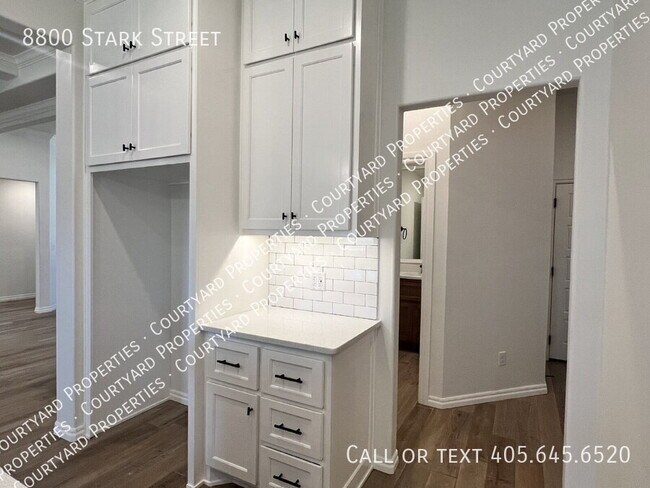 Building Photo - 8800 Stark St