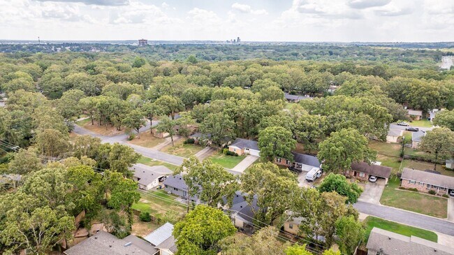 Building Photo - 6412 Chippewa Dr