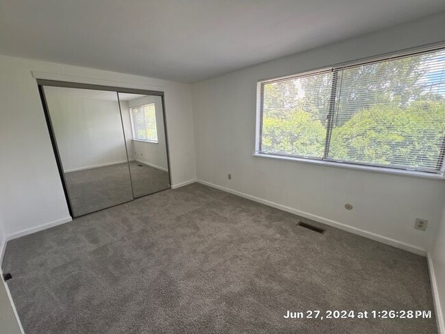 Building Photo - Hearthsone Condo