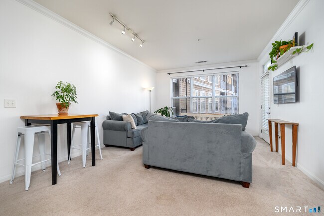 Building Photo - 850 E Main St